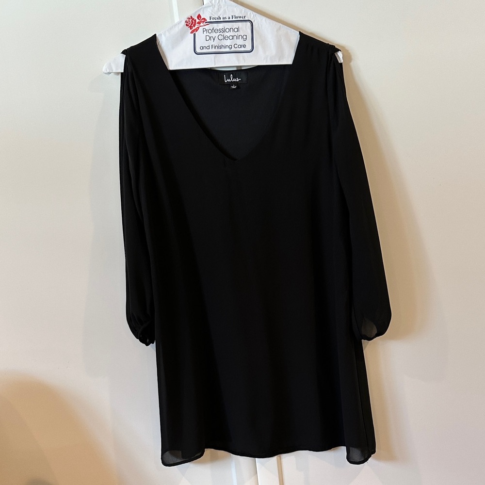 Lulu's Classic Black V-Neck Shift Dress